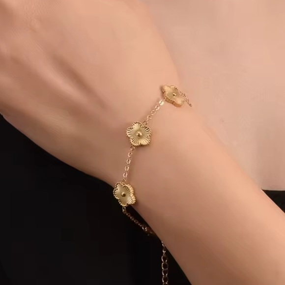 Alhambra Gold Floral Bracelet - Picture 4 of 11